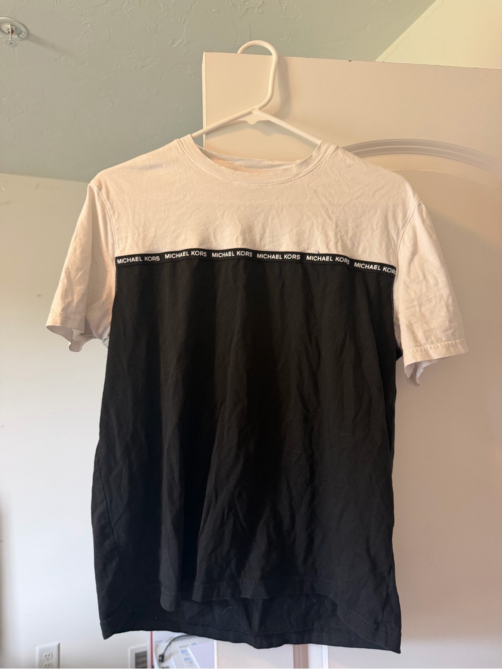 Michael Kors Menβs Black and White Colorblock Logo Tee